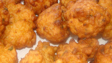 Bolinho de arroz e abobrinha verde