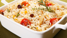Arroz com bacalhau, tomate e ervas