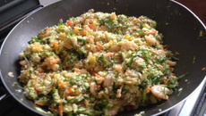 Cuscuz marroquino com camarão e legumes