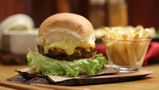 Hambúrguer com maionese caseira