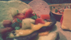 Sanduíche de queijo derretido e mortadela