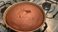 Bolo fofo de chocolate sem batedeira