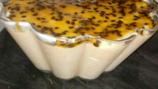 Mousse de maracujá cremoso com calda