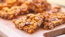 Pé de moleque crocante com amendoim torrado e caramelo simples
