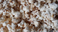 Pipoca gourmet de leite em pó com flocos crocantes