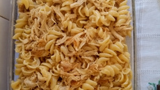 Massa ao molho de nata com tiras de frango