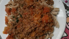 Macarronada de macarrão integral com molho bolonhesa light