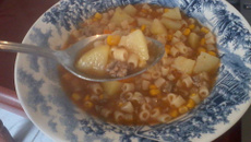 Sopa de legumes e mandioquinha com carne moída da Gabi