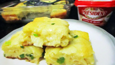 Torta cremosa de cebola e queijo sem glúten