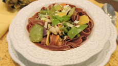 Talharim de beterraba com mix de vegetais