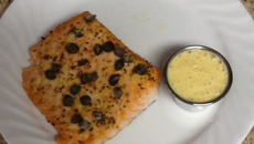 Salmão com alcaparras e creme de maracujá