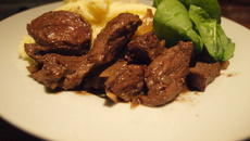 Canguru ao molho de mostarda