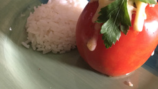 Tomate recheado de atum e queijo