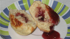 Bolinho de chuva assado recheado com geleia