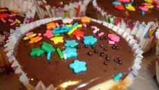 Cupcake de baunilha com gotas de chocolate