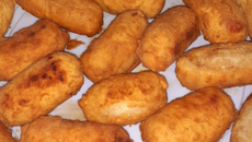 Enrolado de salsicha na massa de pastel