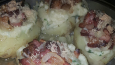 Batata no forno com bacon e queio