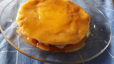 Panqueca de banana com calda de laranja