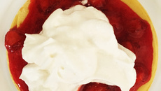 Panqueca aberta com calda de morango