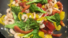 Camarão com brócolis e pimentões