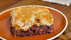 Escondidinho de carne de sol com batata e creme com requeijão.