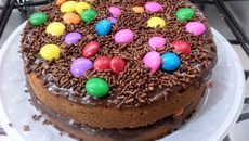 Cake cherry de chocolate, cereja e m&m´s