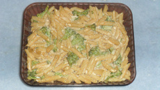 Macarrão com molho branco e  brócolis