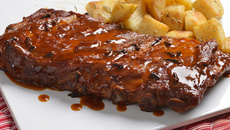 Costelinha de porco com molho de páprica e cravo