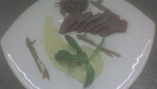 Magret de pato ao molho de lentilhas com polenta cremosa e shitake flambado