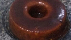 Bolo de cenoura com calda crocante