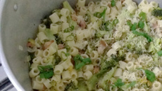 Macarrão com bacon e brócolis