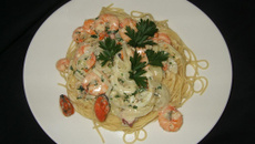 Espaguete com molho cremoso de camarão ao aroma do mar