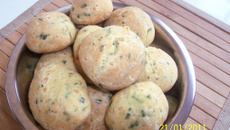 Pãezinhos de ervas e queijo ralado muito fáceis