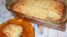 Bolo de mandioca com coco