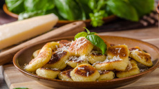 Nhoque recheado com queijo mussarela