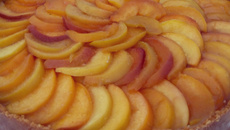 Torta de pêssego com creme pâtissière de cream cheese e massa de bolacha