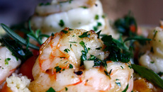 Camarões flambados na cachaça