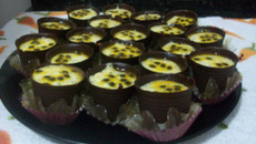 Mousse de maracujá no copinho de chocolate