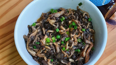 Shimeji na manteiga com tucupi preto