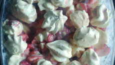 Delícia gelada de morango e suspiros