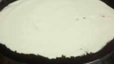 Torta de limão com biscoito de chocolate com recheio de baunilha