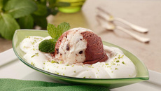 Espuma de limão com sorvete de coco e chocolate