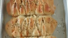 Pão caseiro recheado com pizza