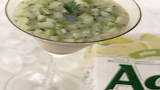 Suco de Ades pera com salsinha, limão e maçã