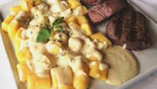 Nhoque de batata salsa com molho gorgonzola com escalopes de mignon