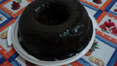 Bolo Mesclado com cobertura de chocolate da Camila