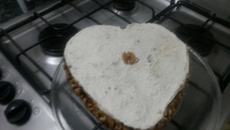 Bolo de nozes com recheio de doce de leite e ameixa