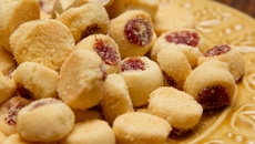 Bolachinhas de fubá com goiabada