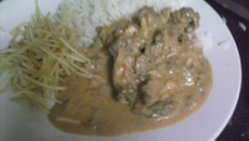 Etrogonofe de carne com requeijão e molho de alho