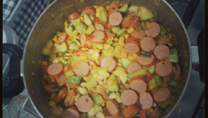 Fritada de salsicha com legumes